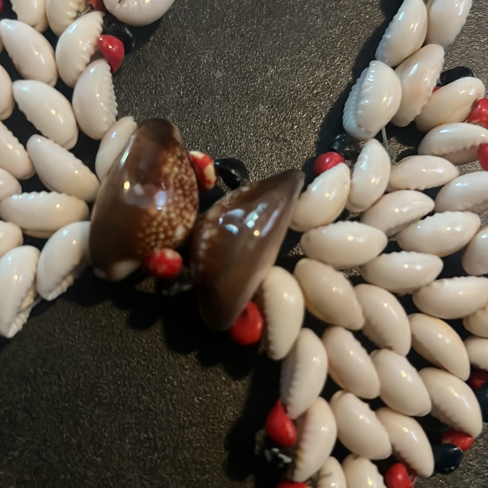 Shell Bow Necklace - Picture 2 of 3
